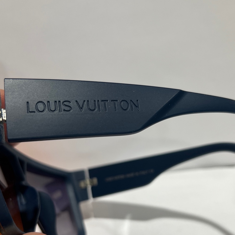 Louis Vuitton Navy Frame Sunglass with Gray Gradient Lenses - Picture 2 of 9